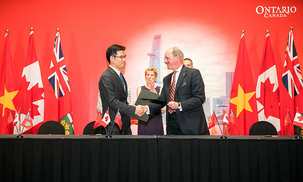 Premier Kathleen Wynne looks on as McMaster’s Vice-Provost, International Affairs Peter Mascher shakes hands with Dr. Dao T. Tran, Vice President, Ton Duc Thang University following the signing of a memorandum of unstanding between the two universities.