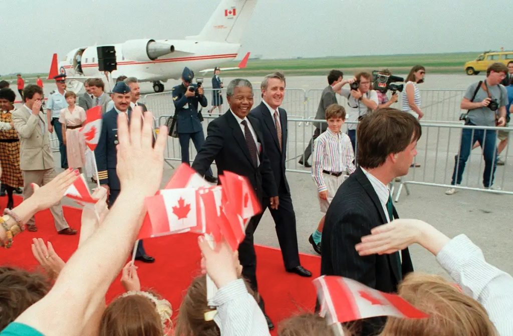 Nelson Mandela walks with Prime Minister Brian Mulroney on his arrival in Ottawa, June 17, 1990. THE CANADIAN PRESS/Chuck Mitchell