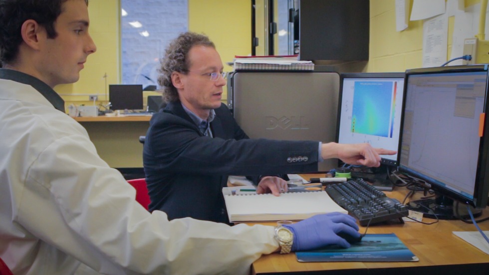 Maikel Rheinstadter (right), along with PhD student Rick Alsop, analyse how drug molecules interact with human-like tissues developed in their lab. ‘This process allows us to get very detailed information about how drugs work in various types of tissue and get the results very quickly,’ says Rheinstadter.