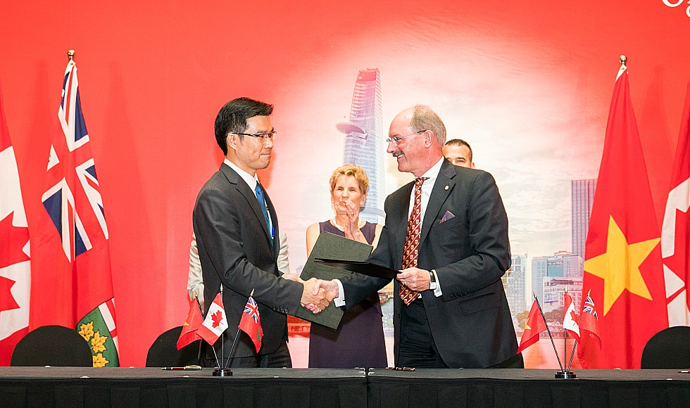 Premier Kathleen Wynne looks on as McMaster’s Vice-Provost, International Affairs Peter Mascher shakes hands with Dr. Dao T. Tran, Vice President, Ton Duc Thang University following the signing of a memorandum of unstanding between the two universities.