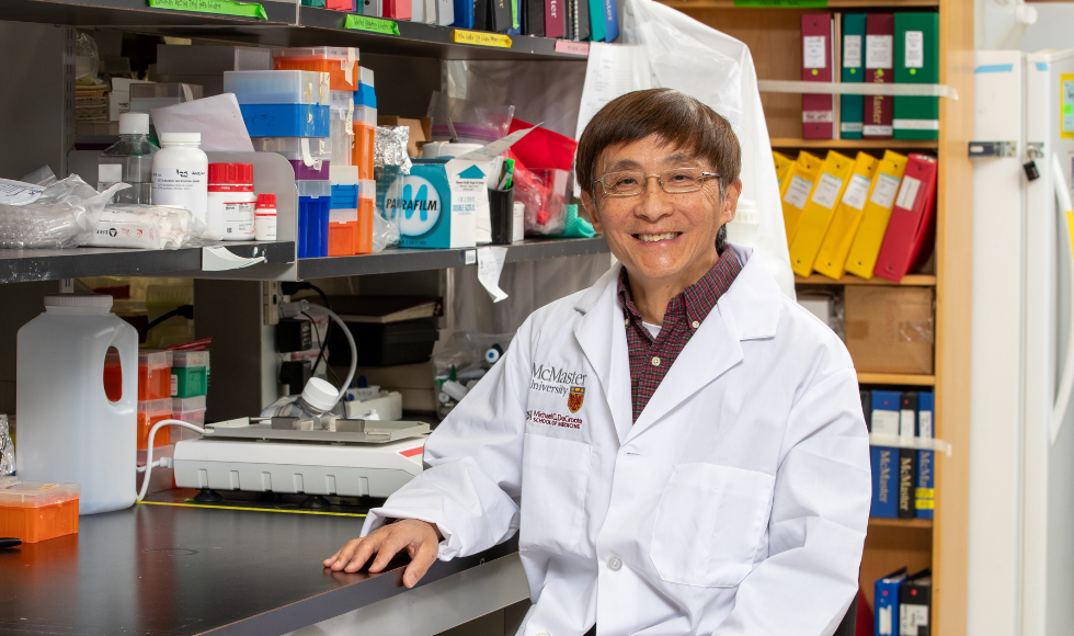 A photo of Zhou Xing in his lab.