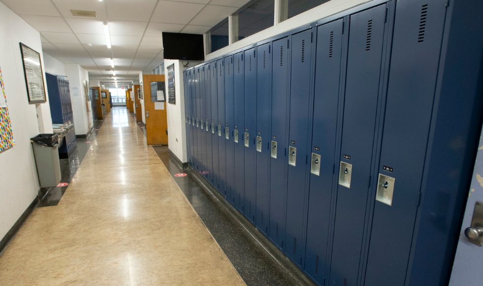 An unoccupied school hallway with lockers